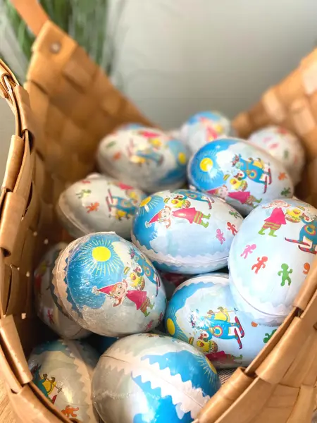 Påskeegg i kurv