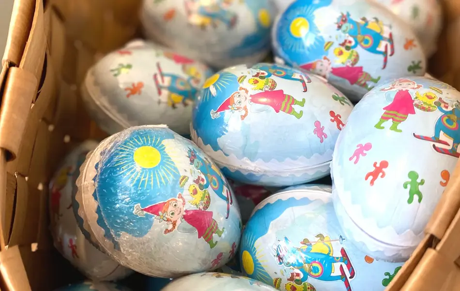 Påskeegg i kurv
