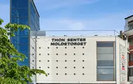 Thon Senter Moldetorget fasade, logo på vegg.