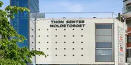 Thon Senter Moldetorget fasade, logo på vegg.