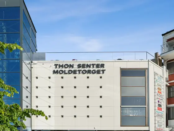 Thon Senter Moldetorget fasade, logo på vegg.