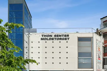 Thon Senter Moldetorget fasade, logo på vegg.
