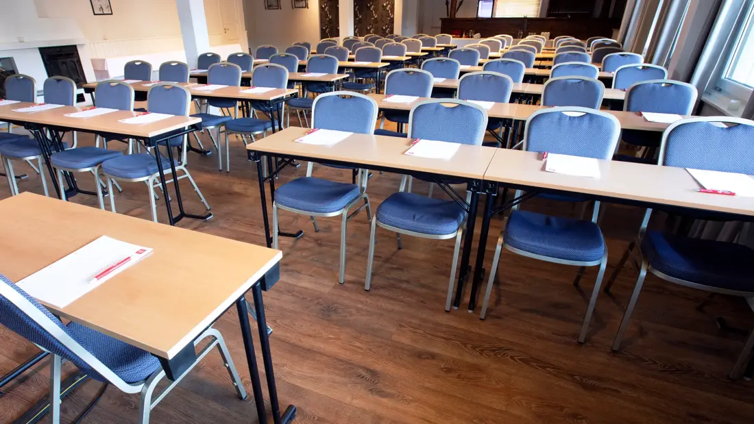 Møterom i klasseromoppsett