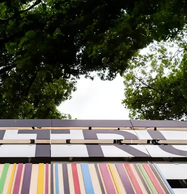 Fasade med grønne trær