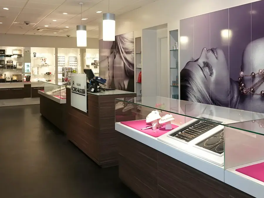 Butikkutstillingen med smykker og øredobber