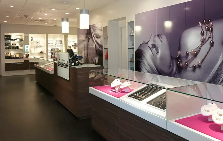 Butikkutstillingen med smykker og øredobber