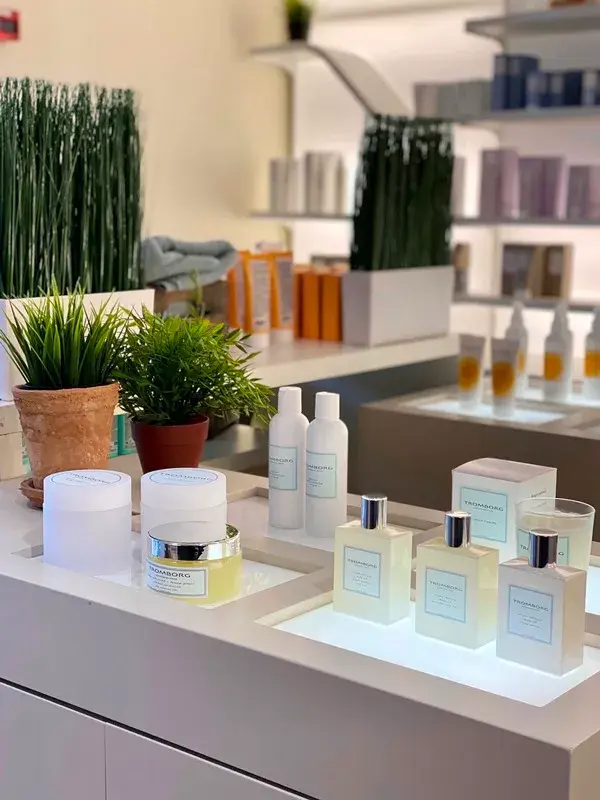 hylle med masse velværeprodukter