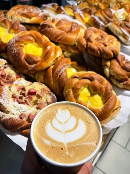 bolledisken og kaffe fra bakst og brygghuset på åsane storsenter