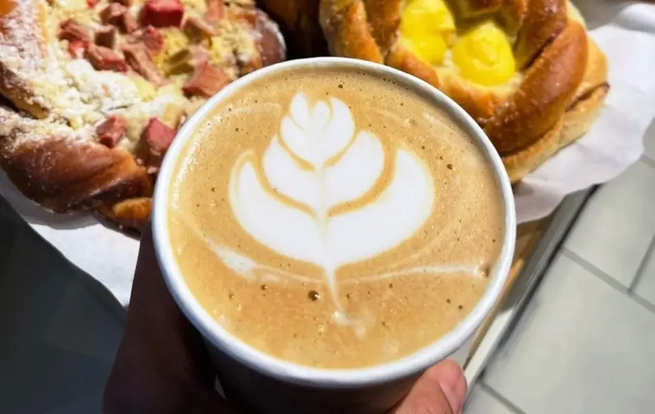 bolledisken og kaffe fra bakst og brygghuset på åsane storsenter