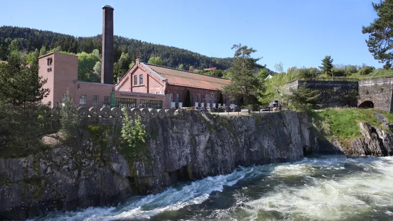 Baksiden av Telemarksgalleriet/Telemark kunstmuseum, med Tinnelva i front.