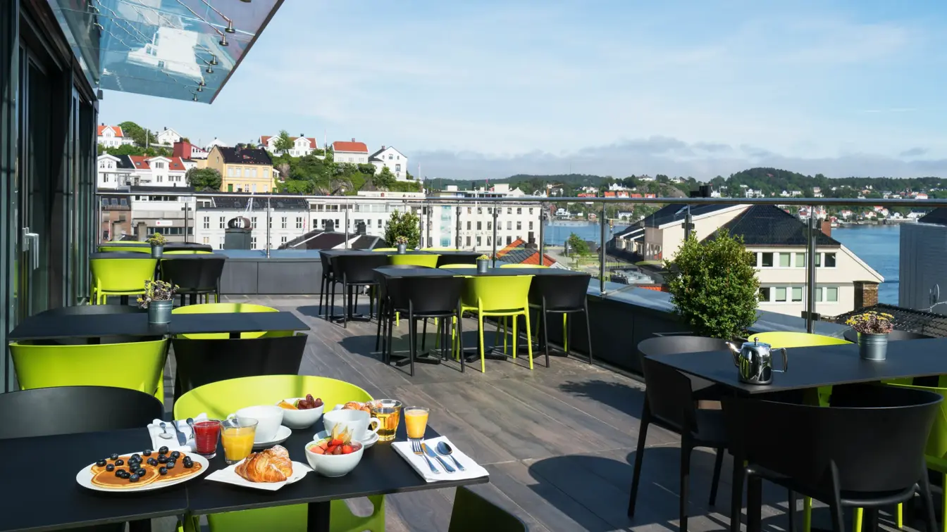 Frokost på takterrasse på Thon Hotel Arendal i Arendal sentrum