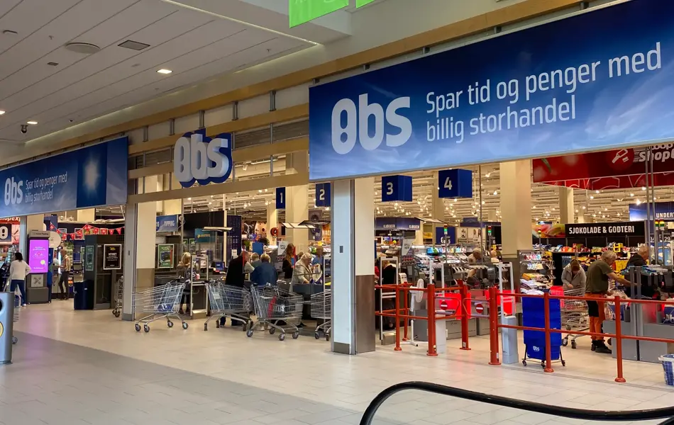 innendørs butikk med mat og mennesker