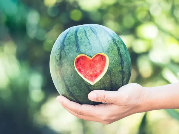 Vannmelon som har hull i seg formet som et hjerte
