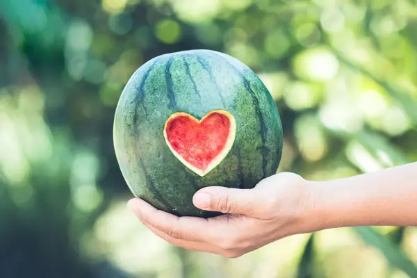 Vannmelon som har hull i seg formet som et hjerte