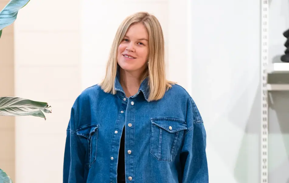 Vårens trender vist av en jente med halvlangt blondt hår. Rosa, 90 tallet og trenchcoat er en del av vårens trender