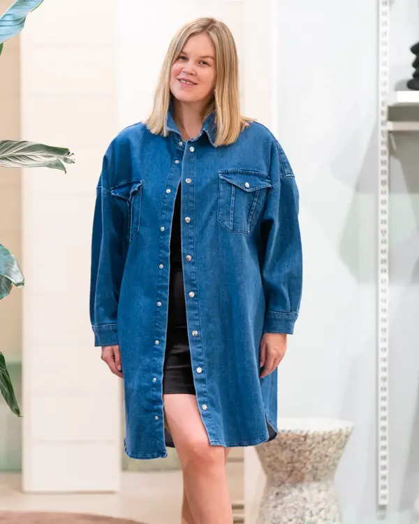 Vårens trender vist av en jente med halvlangt blondt hår. Rosa, 90 tallet og trenchcoat er en del av vårens trender