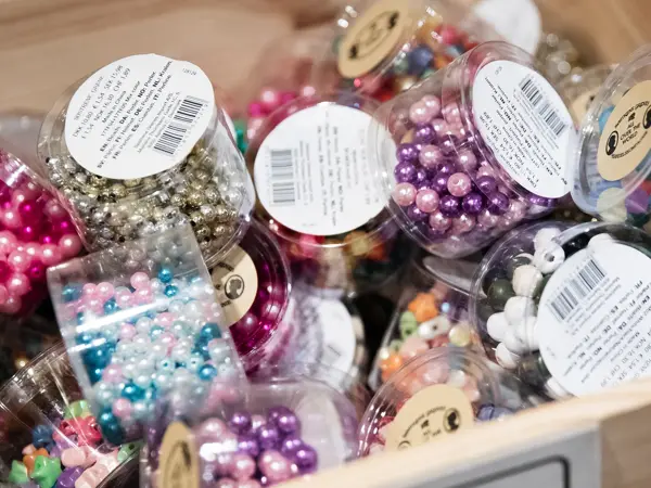 Perler i bokser hos Søstrene Grene