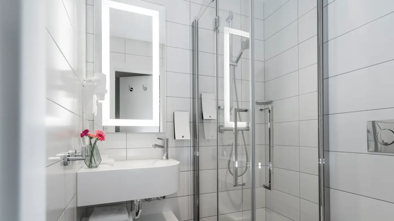 Dusj, vask og speil på Thon hotel Terminus i Oslo sentrum nær Jernbanetorget