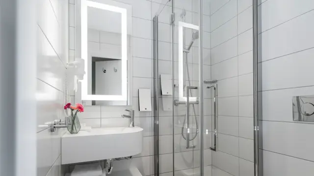 Dusj, vask og speil på Thon hotel Terminus i Oslo sentrum nær Jernbanetorget