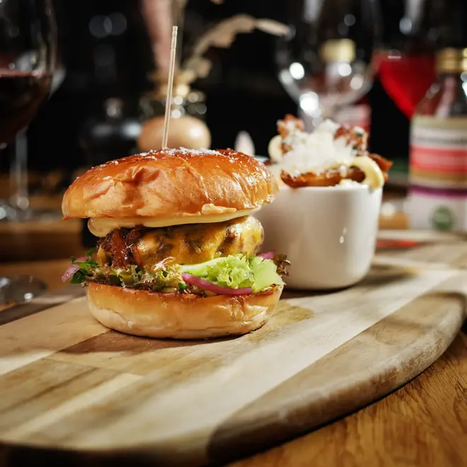 Burger med tilbehør