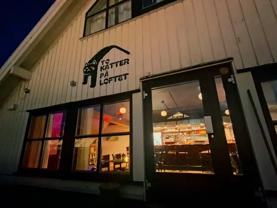 Bilde av fasade To Katter på Loftet - restaurant/pub i AMFI Knarvik