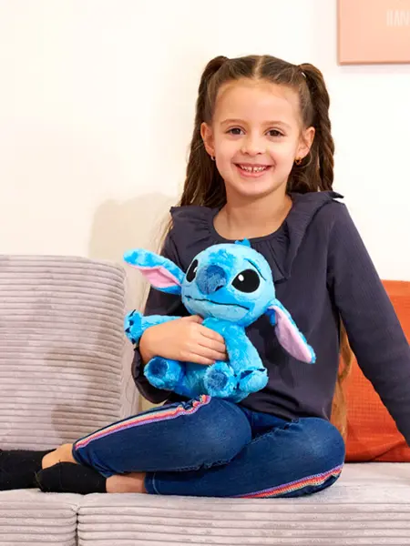 Barn som holder Stitch