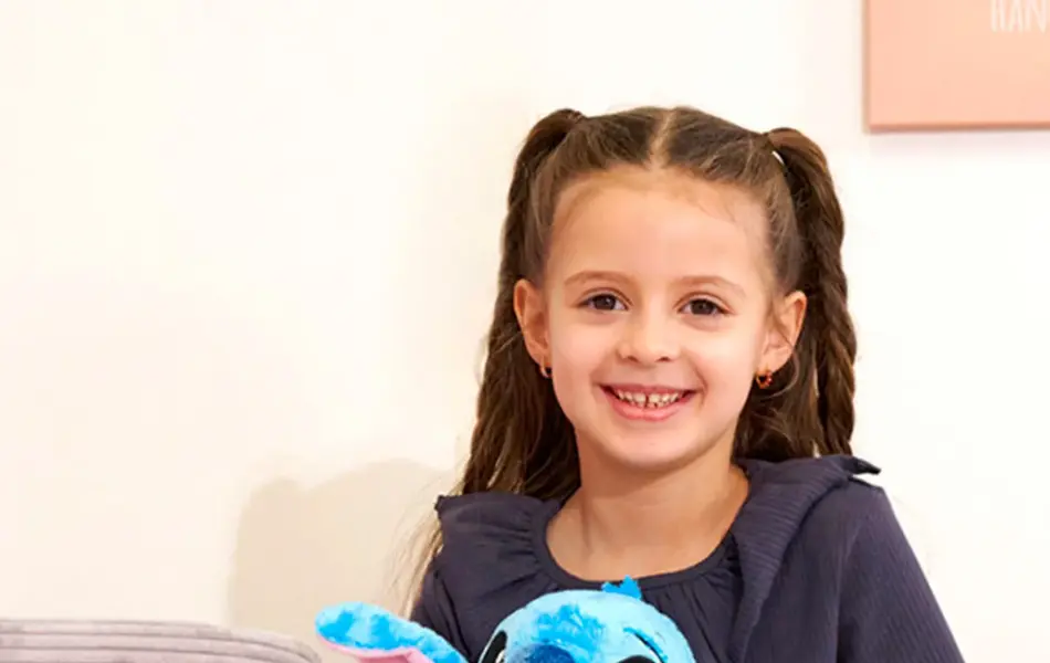 Barn som holder Stitch