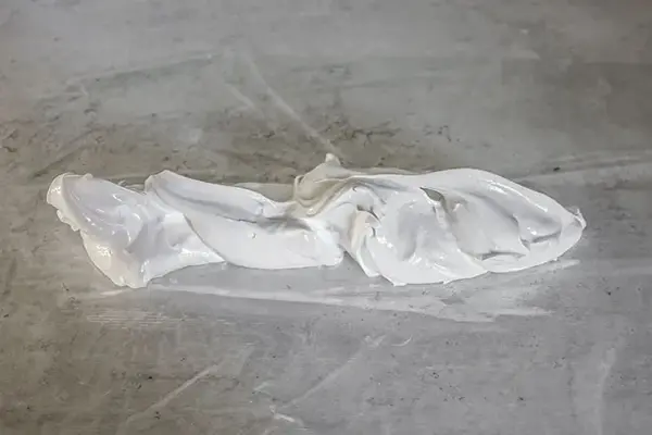 Marengs på kjøkkenbenk