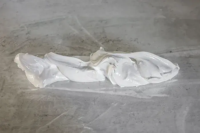 Marengs på kjøkkenbenk