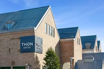 Bilde av Thon Senter Mortensrud med Thon Senter logo.
