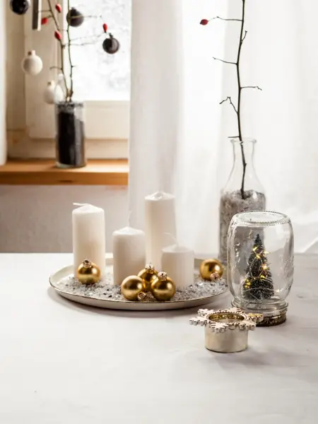 Adventsteller mit vier Kerzen, Tisch mit weihnachtlicher Deko