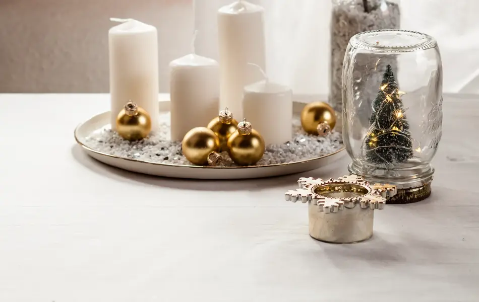 Adventsteller mit vier Kerzen, Tisch mit weihnachtlicher Deko