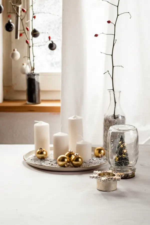 Adventsteller mit vier Kerzen, Tisch mit weihnachtlicher Deko