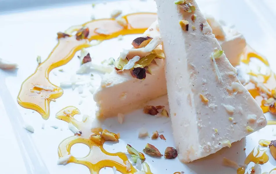 Dessert av iskake og karamellsaus delikat anrettet på en tallerken