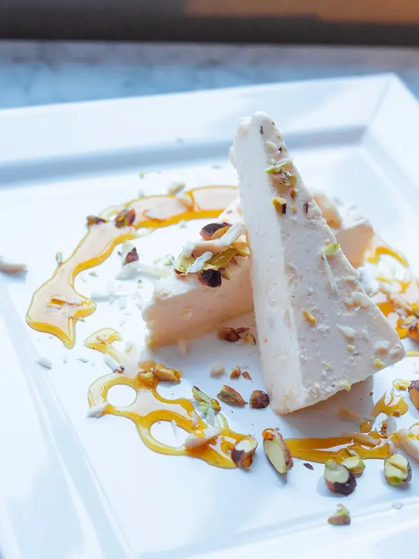 Dessert av iskake og karamellsaus delikat anrettet på en tallerken