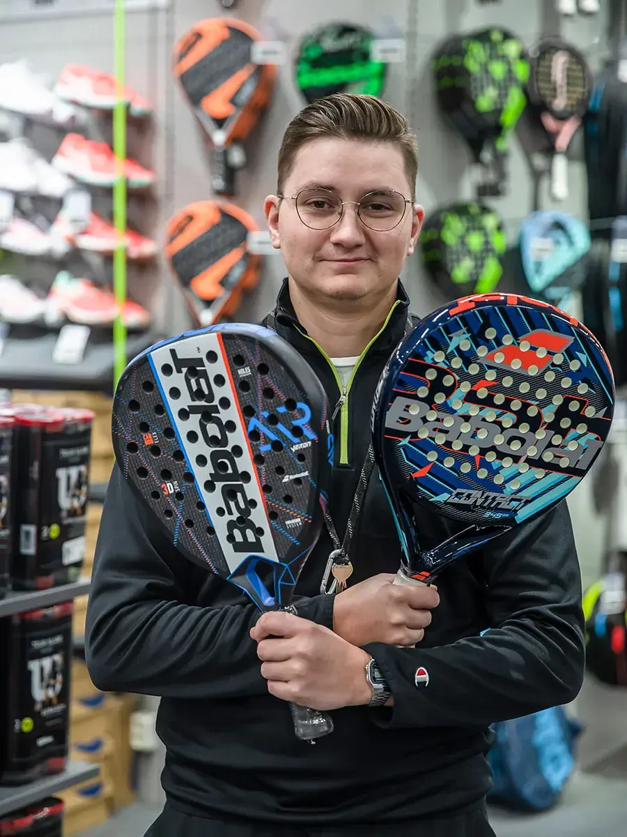 Ansatt i XXL viser padeltennis
