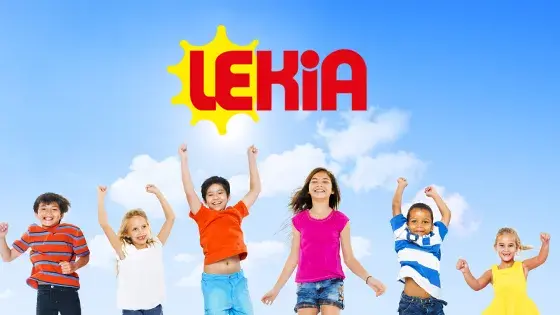 Flere barn med logo over seg 