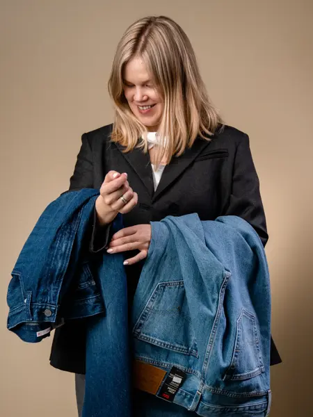 Vårens trender vist av en jente med halvlangt lyst hår og en jente med mørkt langt hår. Beige trenchcoat, kanll rosa skjorter og kjoler og bluser med puffermer