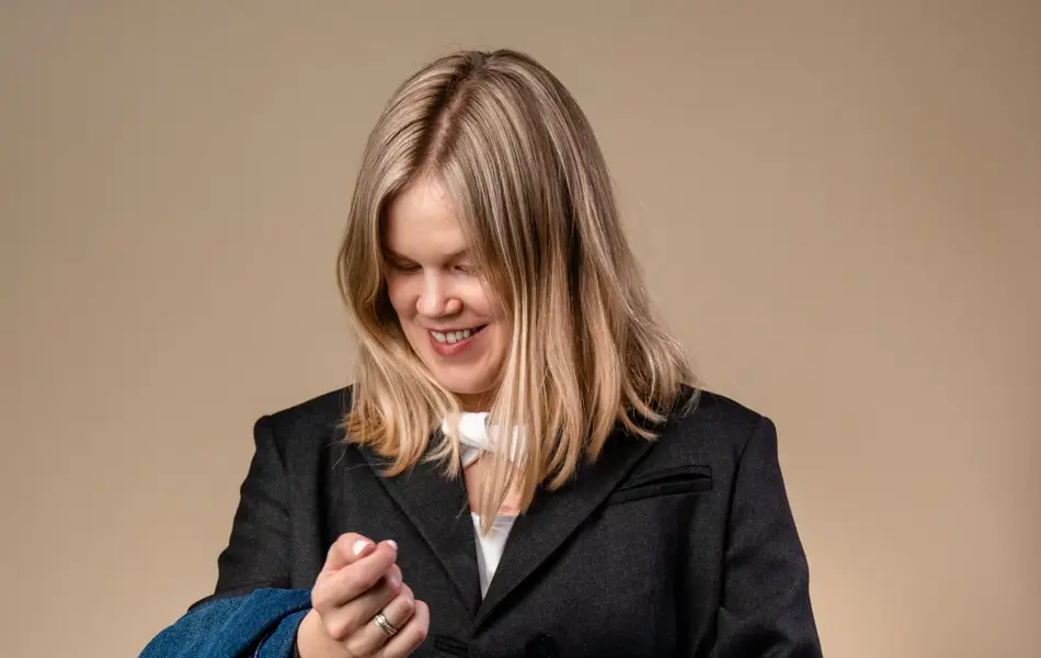 Vårens trender vist av en jente med halvlangt lyst hår og en jente med mørkt langt hår. Beige trenchcoat, kanll rosa skjorter og kjoler og bluser med puffermer