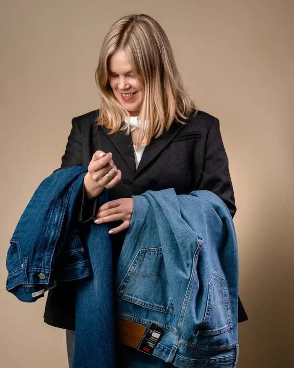 Vårens trender vist av en jente med halvlangt lyst hår og en jente med mørkt langt hår. Beige trenchcoat, kanll rosa skjorter og kjoler og bluser med puffermer