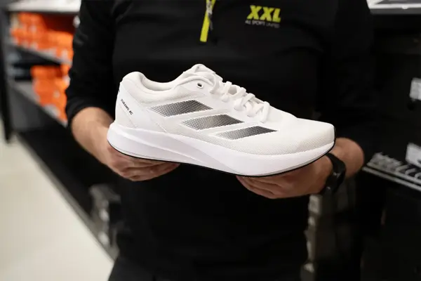 Mann som holder løpesko