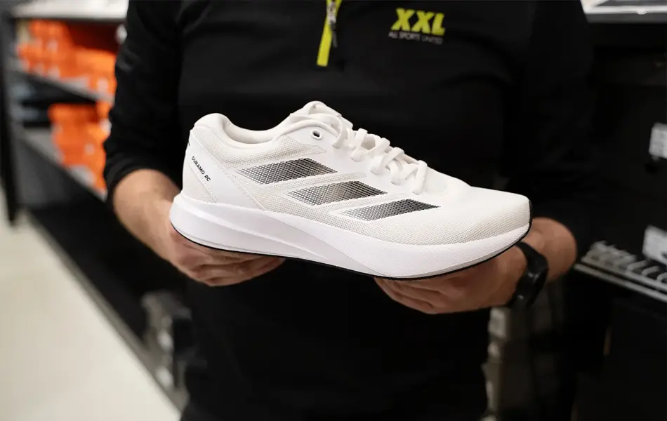 Mann som holder løpesko