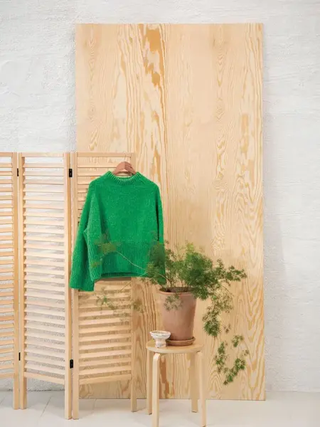 Grønn genser på stativ