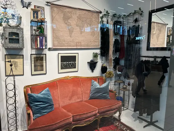 Stadsmissionens second hand skyltfönster med second hand prylar