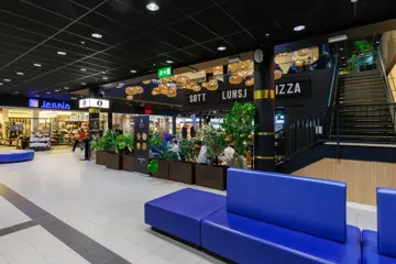 AMFI Roseby fellesareal, i gang mellom butikker med sitteplasser til kunder