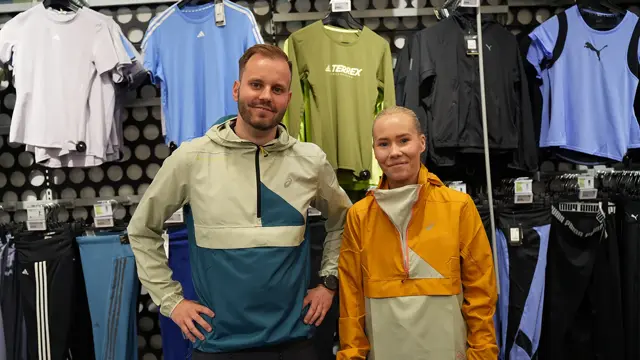 Dame og mann med jakker