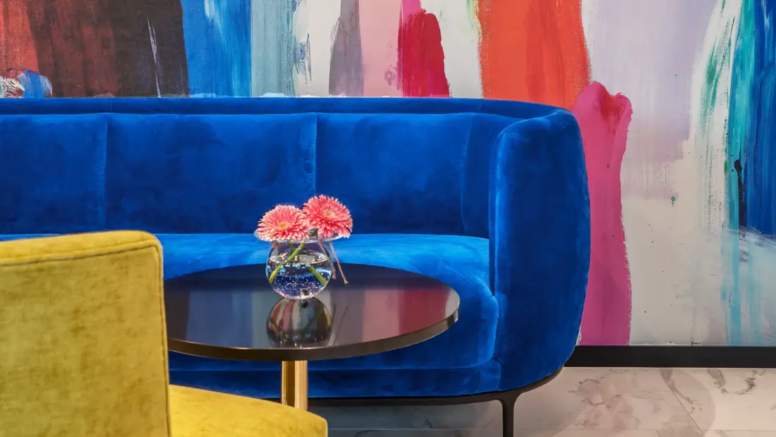 Blå sofa, gul lenestol, salongbord