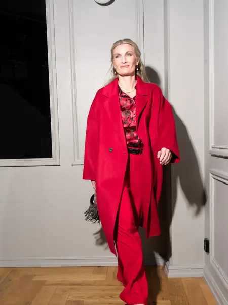 Dame i rød jakke og bukse