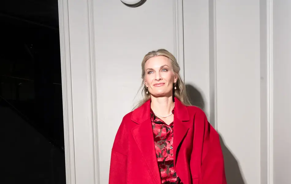 Dame i rød jakke og bukse