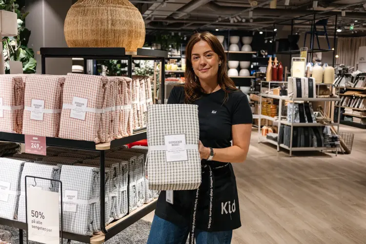 Har du lyst til å fornye litt hjemme nå som høsten er her? Med dekorative vaser, lys og tekstiler kan du enkelt gjøre hjemmet klart for en ny sesong. 